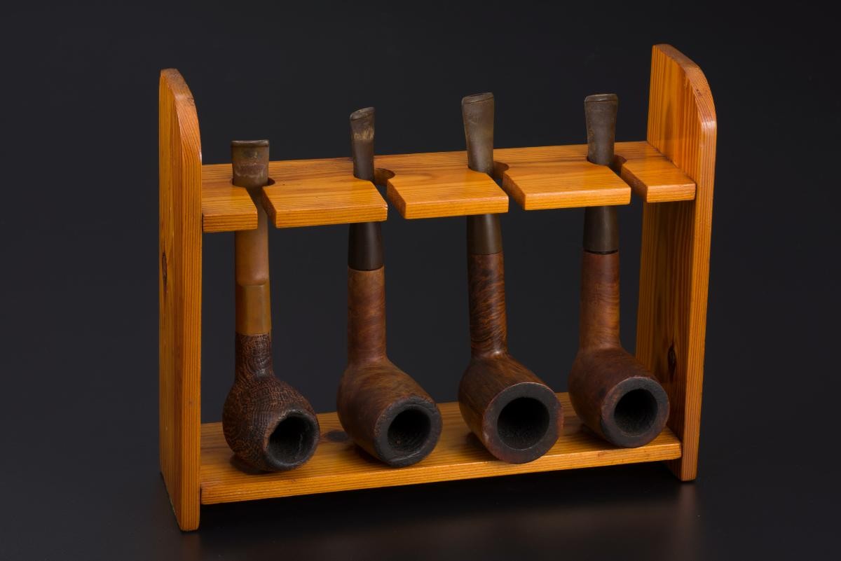 Pipes and pipe stand