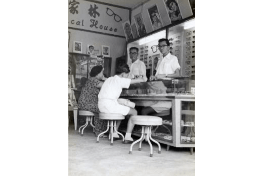 1960年代,许多学生光顾这家店。他们因为近视的问题,在焦虑的父母的陪同下上门配眼镜。