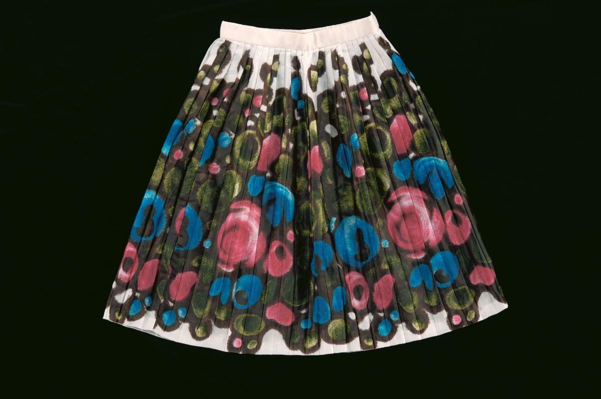 Short pleated skirt with circular motifs