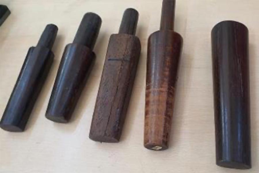配镜师用这些木制的模具来塑造眼镜架的形状。