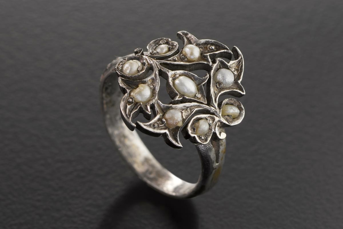 Mourning jewellery