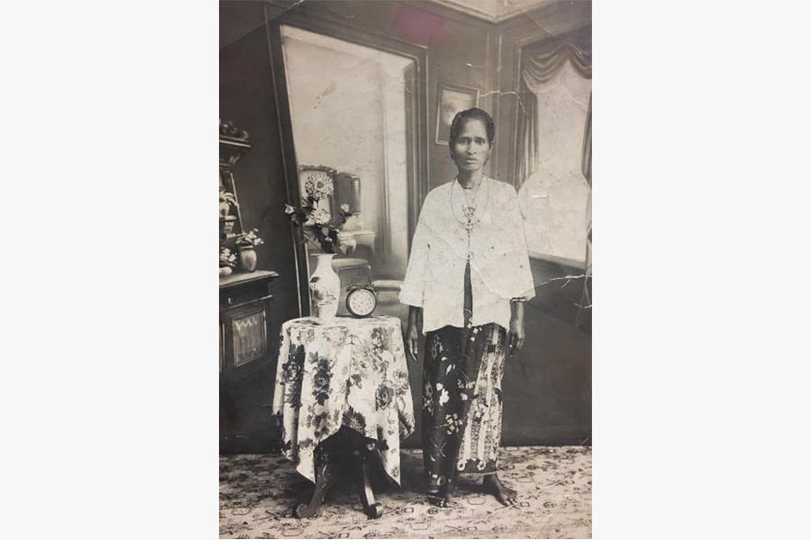 <a class="bold" href="/assets/451a2434-bb48-4e6c-8f48-9dd40aed038c/i-a-studio-portrait-of-a-chetti-melaka-matron-wearing-sarong-kebaya.jpg" target="_blank">
A studio portrait of a Chetti Melaka matron wearing <i>sarong kebaya</i>
</a>