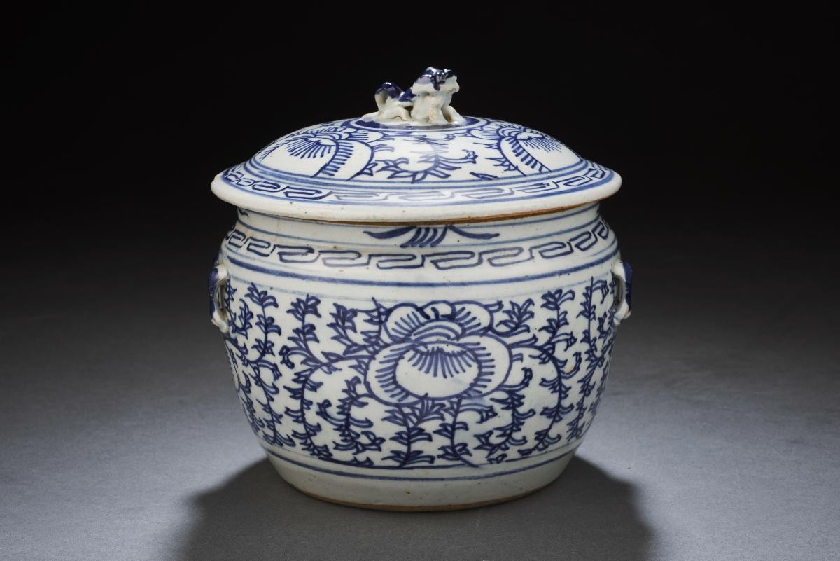 Medium blue and white kamcheng