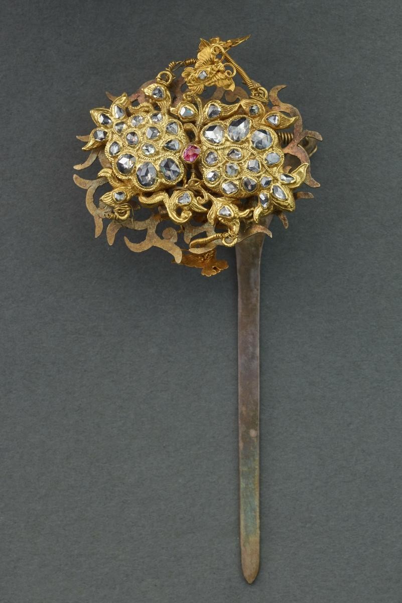 Gilded large cluster hairpin
