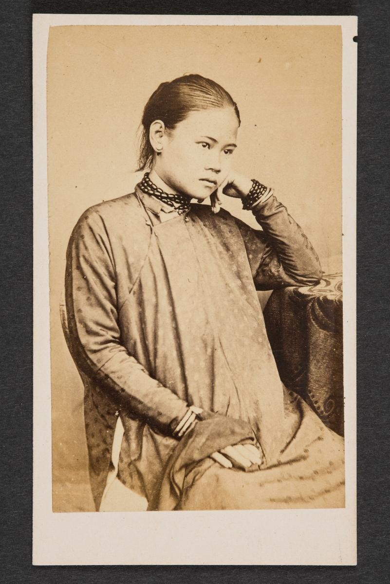 Portrait of Vietnamese Girl (Carte de visite)
