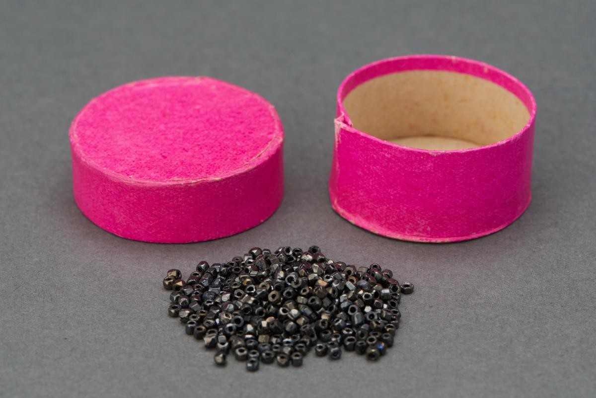 1 box of black beads
