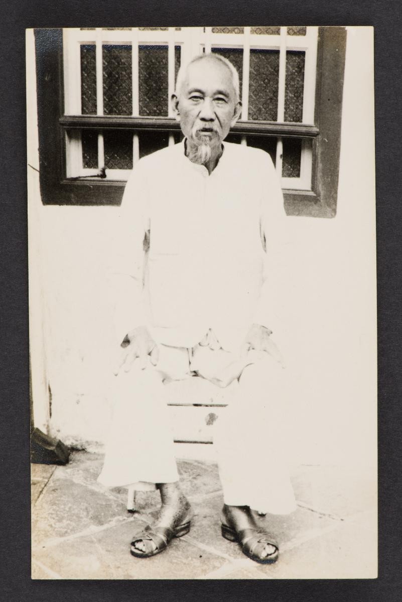 On back: "Mr Khoo Guan Koo 邱元居 1940s”