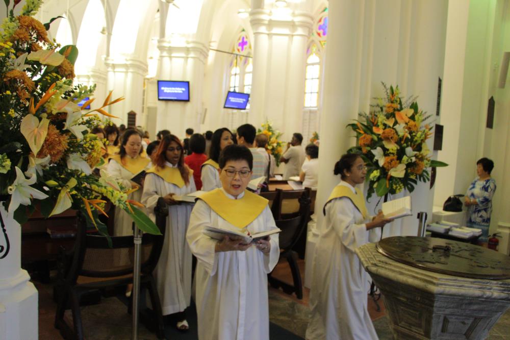 The choir in St Andrew’s Cathedral leading the congregation in singing hymns at the Easter service.