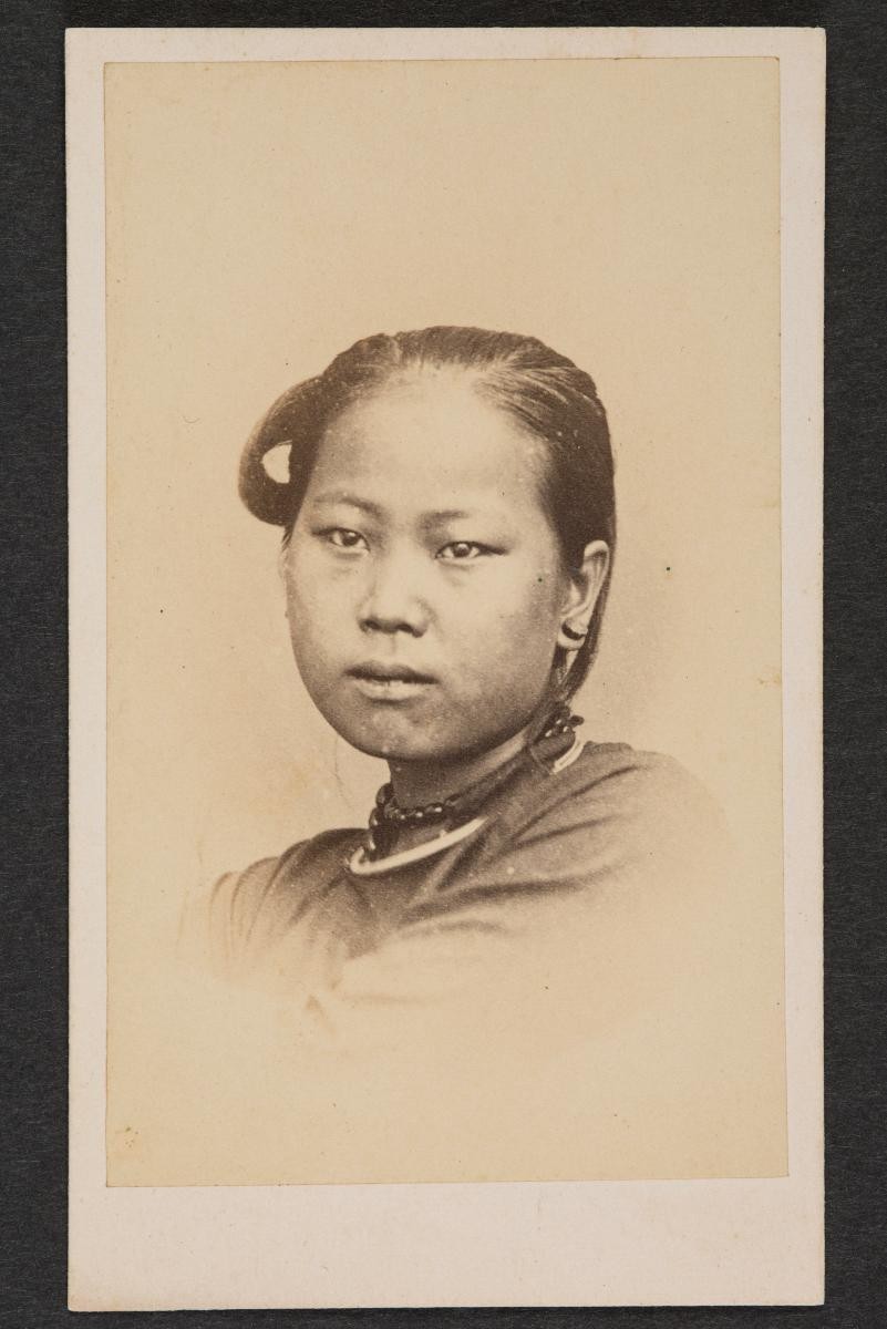 Portrait of Vietnamese Woman (Carte de visite)