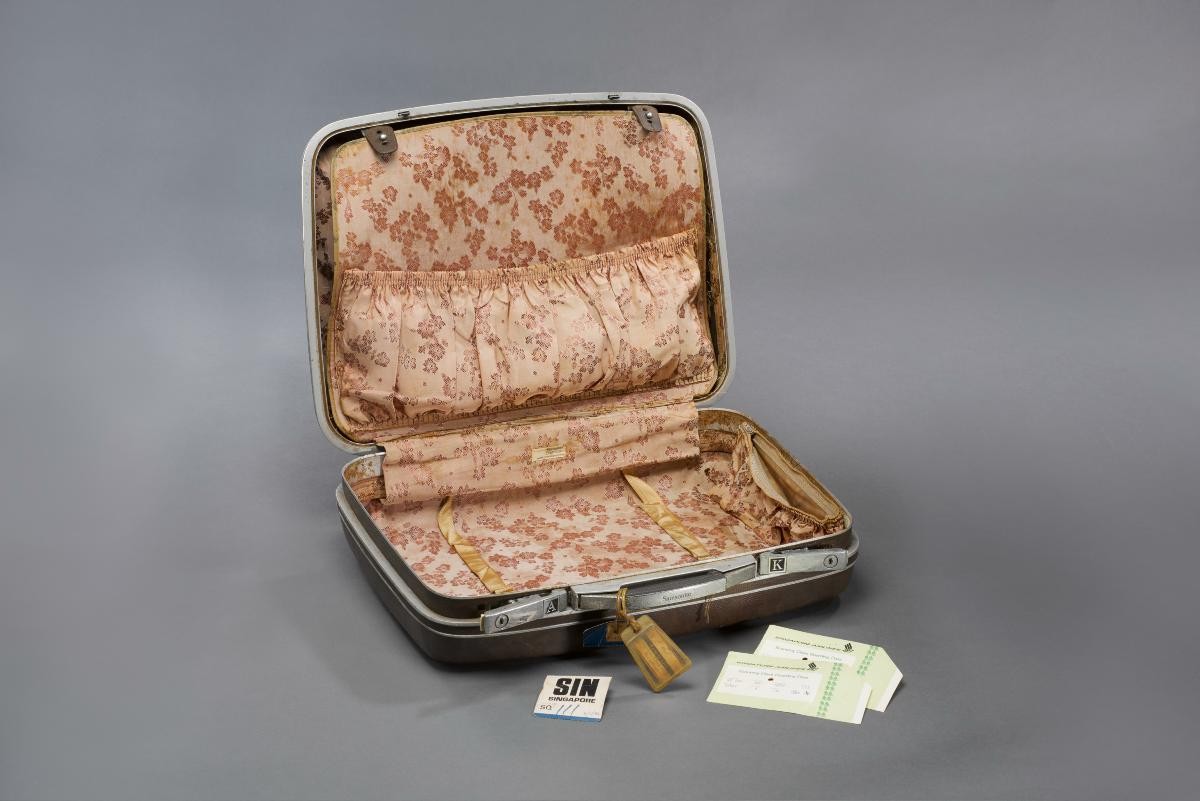 Samsonite suitcase with Singapore Airlines tag (SQ111)