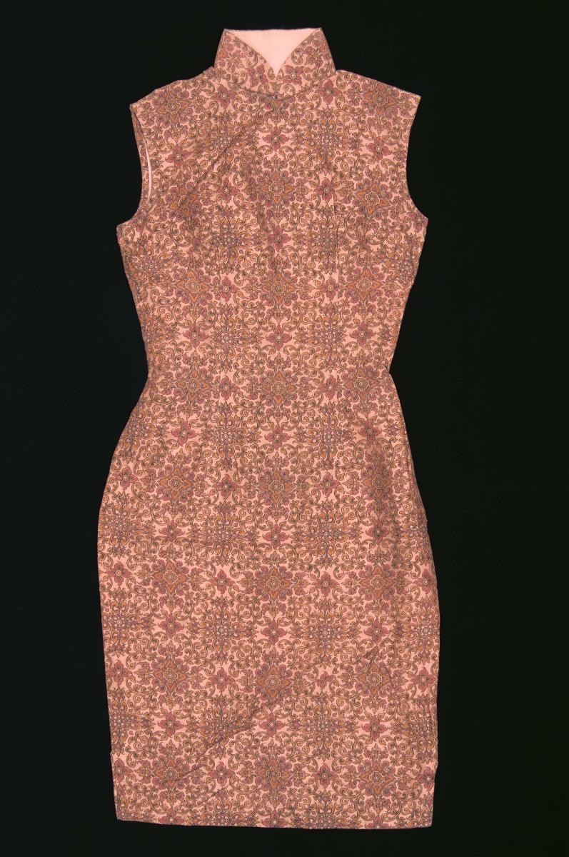 A salmon pink sleeveless cheongsam with floral motifs