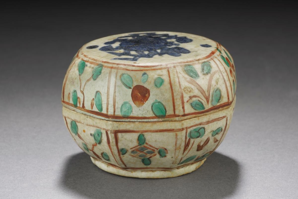 Covered box with crab motif