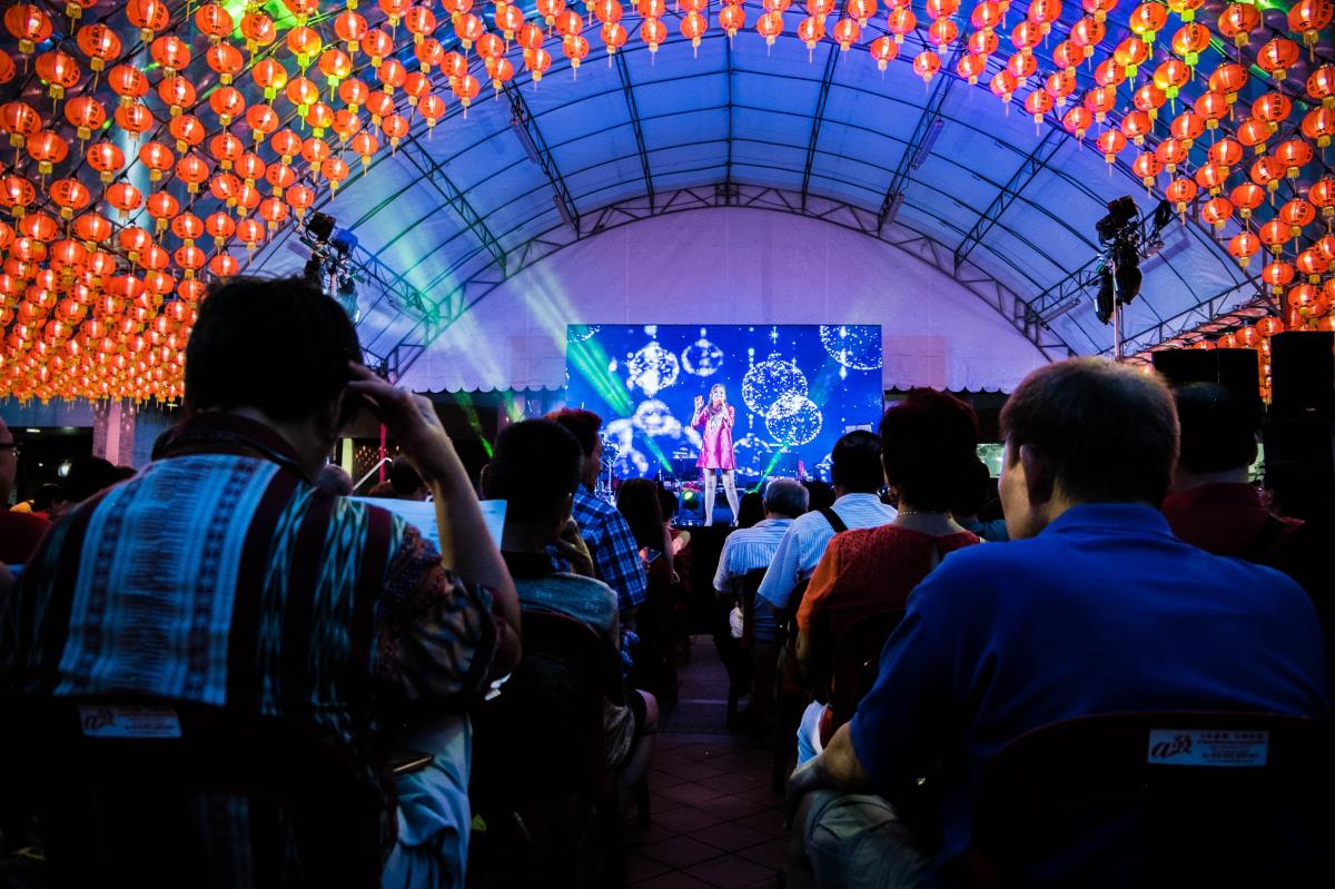 A getai performer singing a Hokkien song.