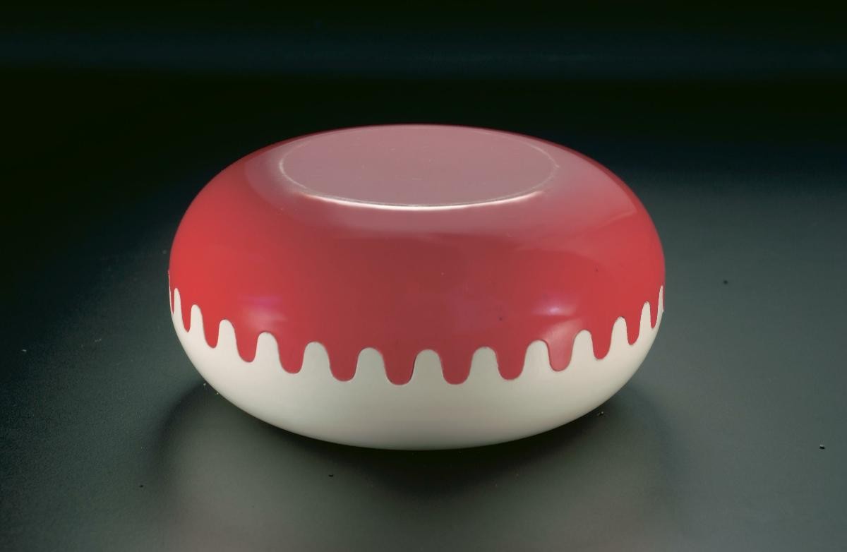 Clam-shaped plastic ashtray