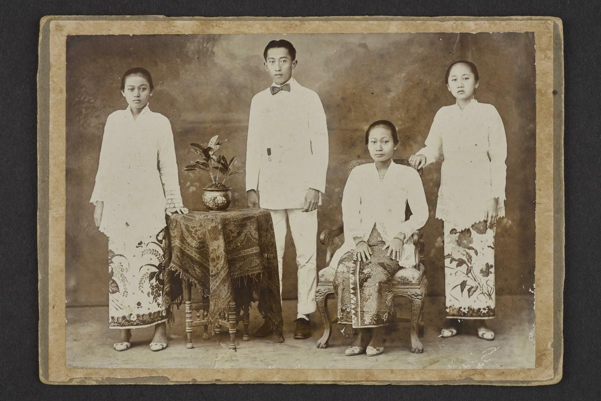 On back: “Saia Ng Lien Khee Hiou… di Soerabaja roemah di kapasan GJ Boenbio 4 roemah No 49 dan familie saia ada Ng Liem Tjoan Poe. Ini portret ada saia poenja familie” ("I am Ng Lien Khee Hiou... in S
