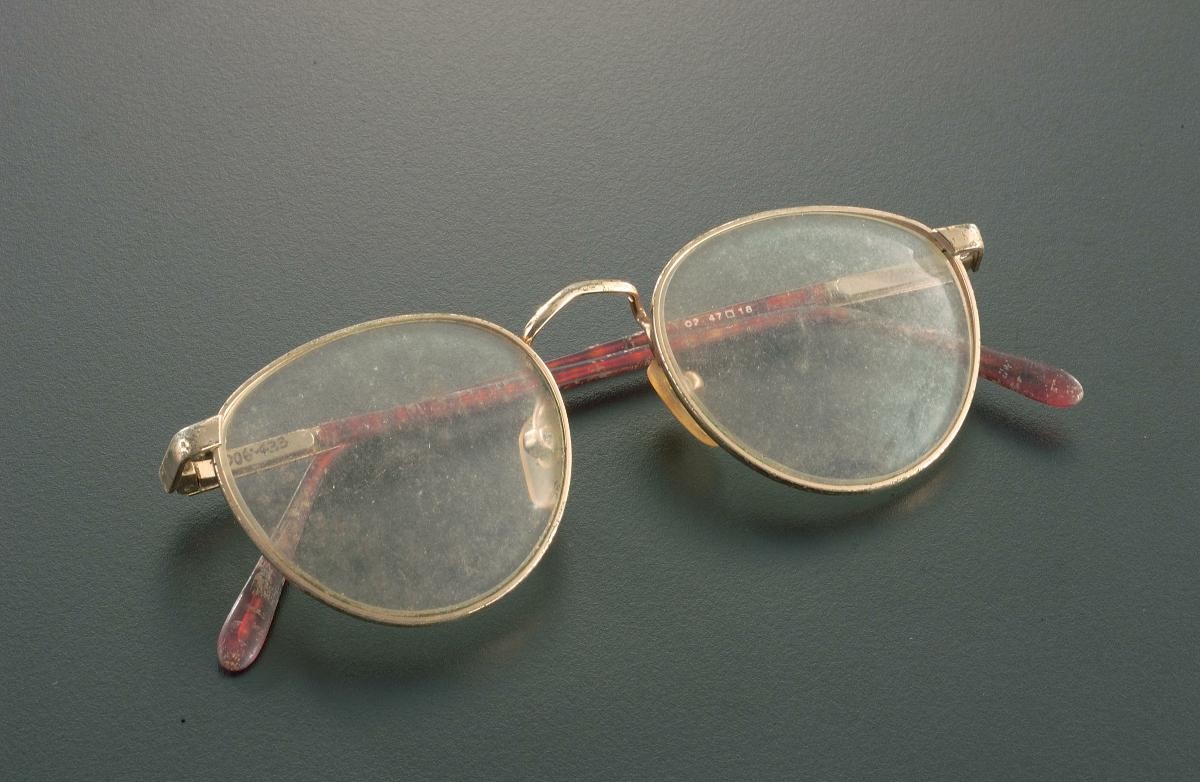 Men's gold-rimmed spectacles