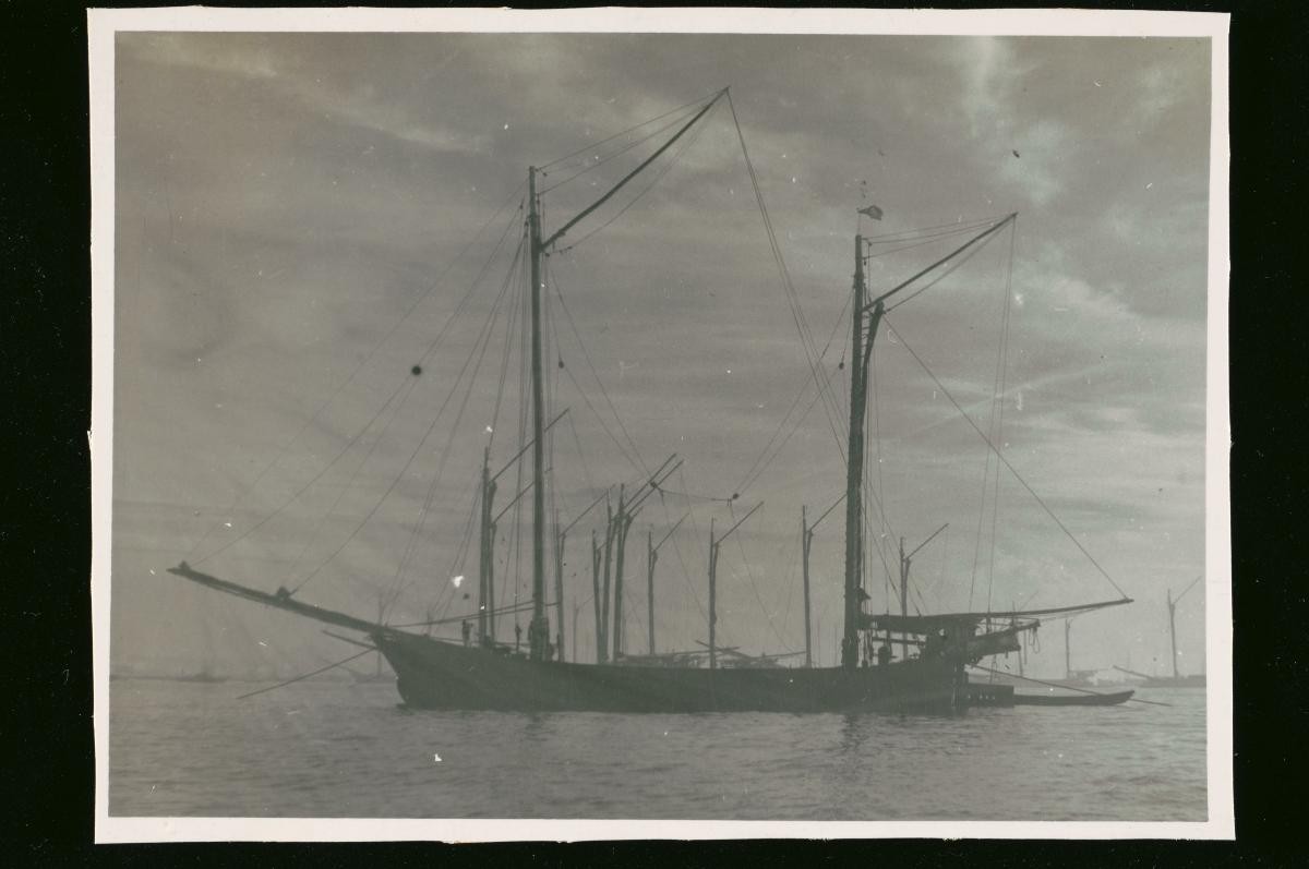 ‘Tongkang’ sailing vessels in the Singapore Harbour