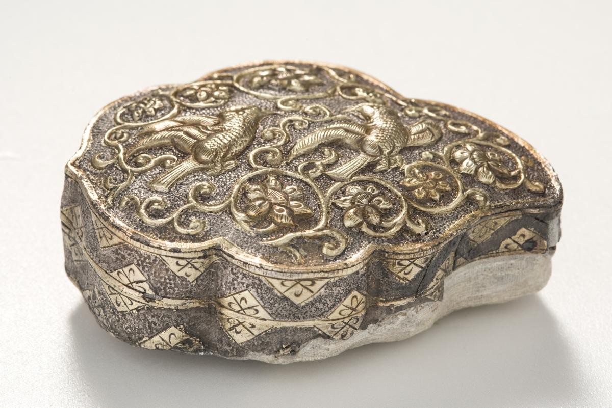 Leaf-shaped box with birds