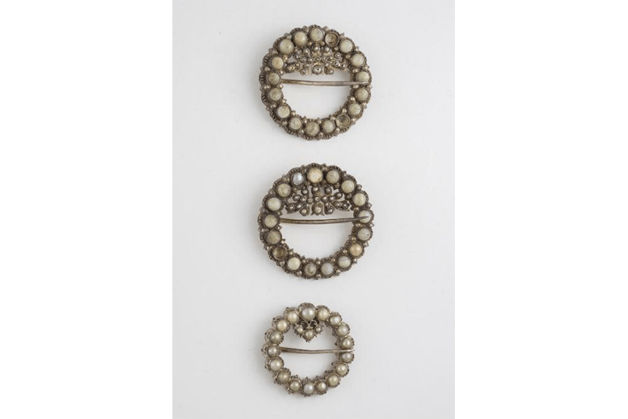 <a class="bold" href="/assets/c277cc88-a9cb-4eca-9584-e7387bd9be57/xfva8vb.JPG" target="_blank">
A set of keronsang collected by Samuel Dhoraisingam and Kamala Devi Dhoraisingam in their efforts to document Chetti Melaka heritage
</a>