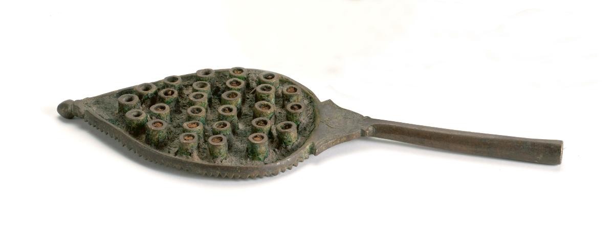 Vel (spear)-shaped lamp