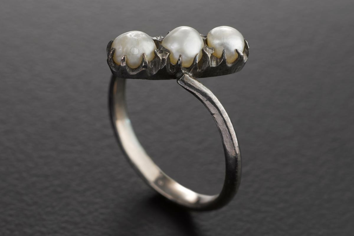 Mourning jewellery