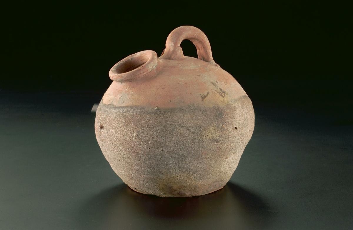 Earthenware chamber pot
