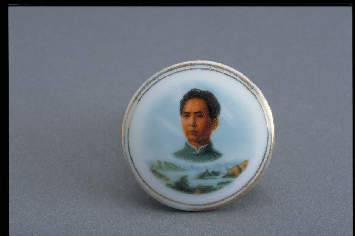Badge featuring young Mao