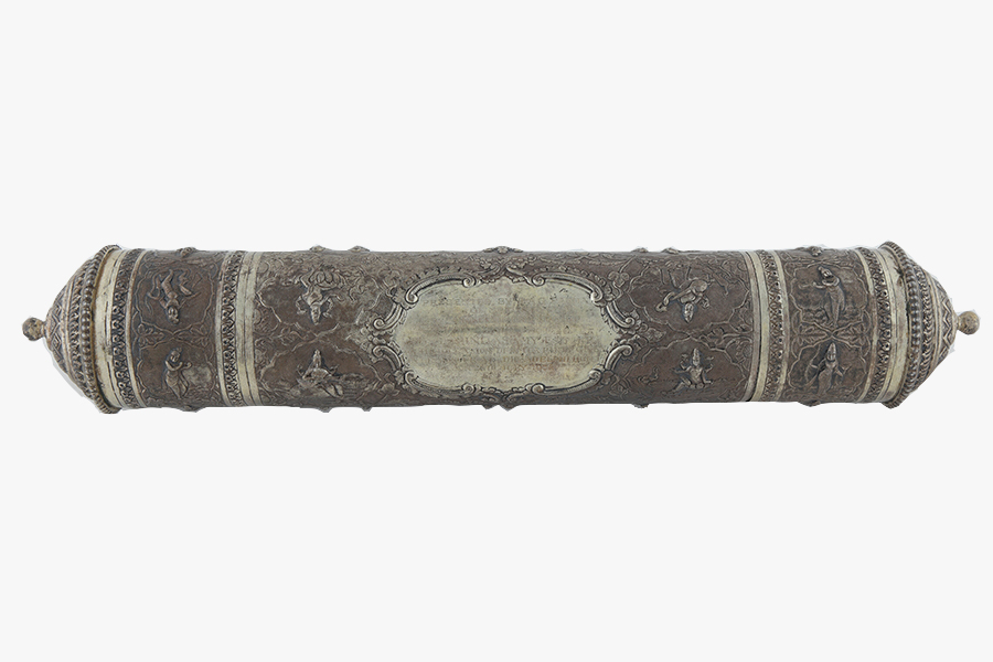 <strong><a href="/assets/18f1de28-c28d-4b66-8065-3cc662f7ce48/2-sk-5ab015.jpg"><strong>A scroll with scroll holder bearing the inscription “Presented by TAC Pasha of Madras as a Token of Friendship to B Govindasamy Esq JP on the occasion of Tea Party Given in his honour</strong><strong> at the Adelphi Hotel.”</strong></a></strong><br>
28 July 1930, Singaproe<br>
Silver<br>
<em>Collection of the Families of B Govindasamy Chettiar and SL Perumal</em>