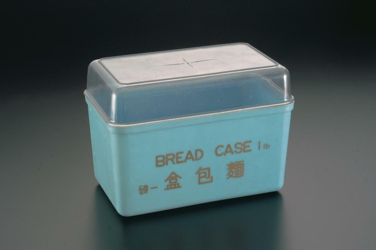 Plastic bread container with lid