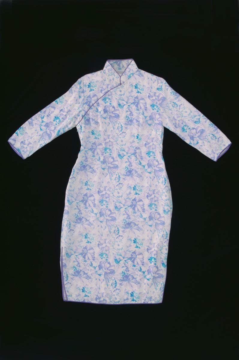 Purple silk long-sleeved floral cheongsam with purple piping worn by Kwa Geok Choo
