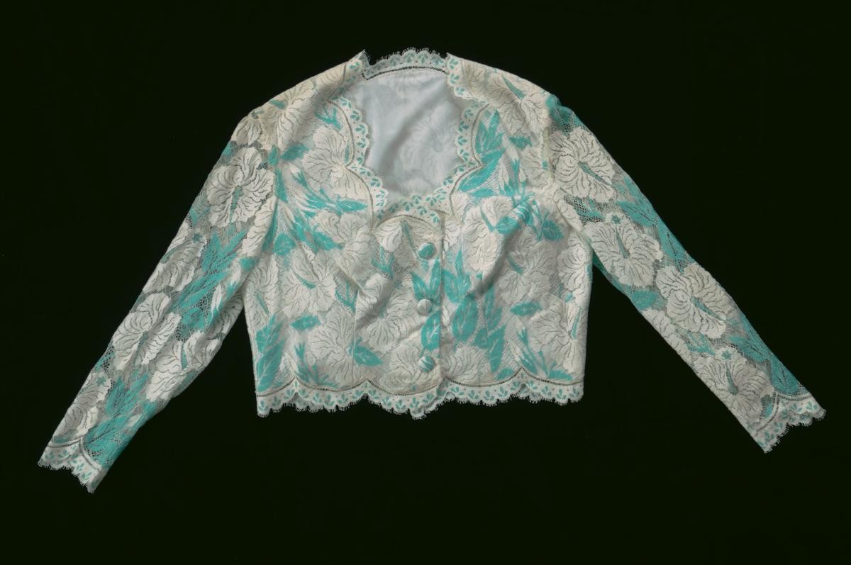 Jacket of blue and white lace sleeveless cheongsam