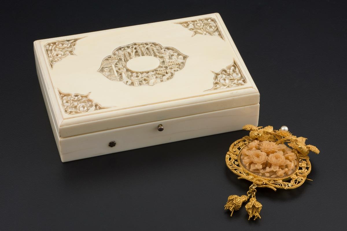 A brooch and Ivory box