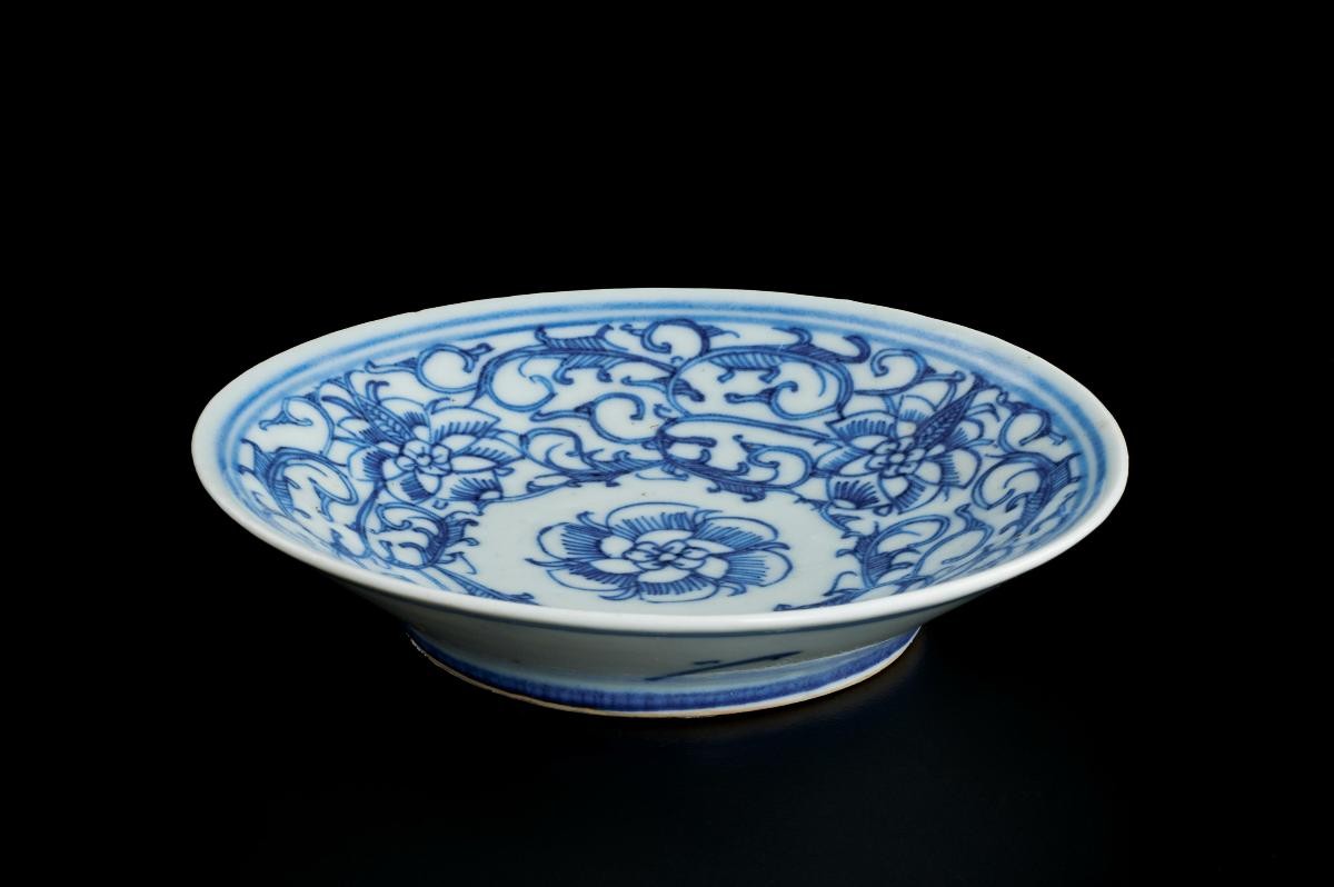 Blue-and-white dish with sweet pea design