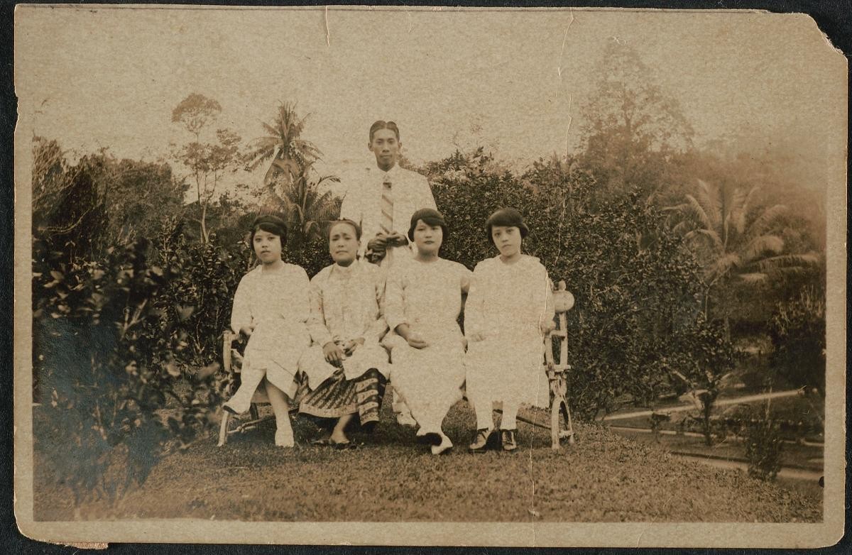 A 'bibik', three women and a man