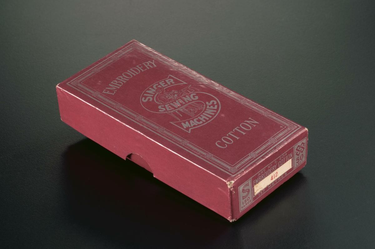 'Singer Sewing Machine' box for cotton threads