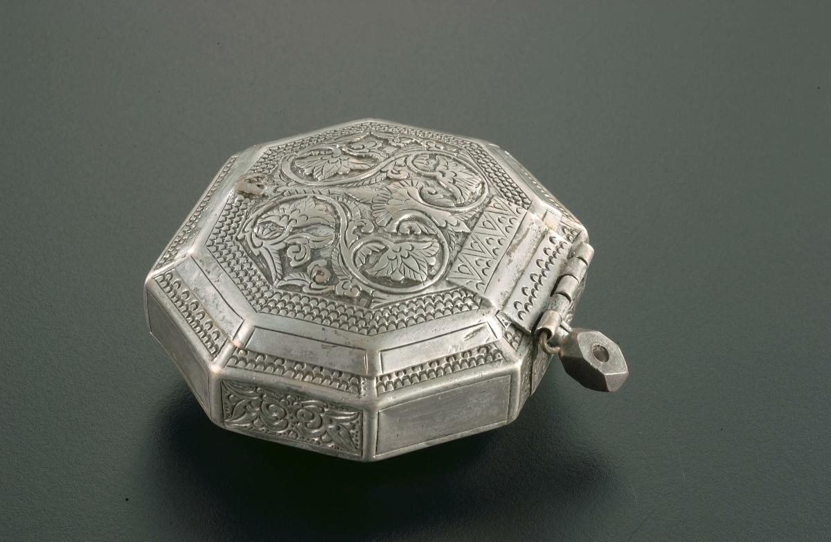 Tobacco box