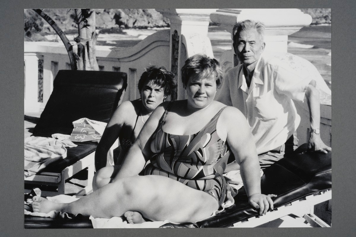 #1 of 2 - Wu recruited a British tourist to be his figure study model at a beach in Bali. He poses with her in photos. 吴在巴厘岛海滩上招募了一名英国游客作为他的人体绘画模特儿;他们合影留念。