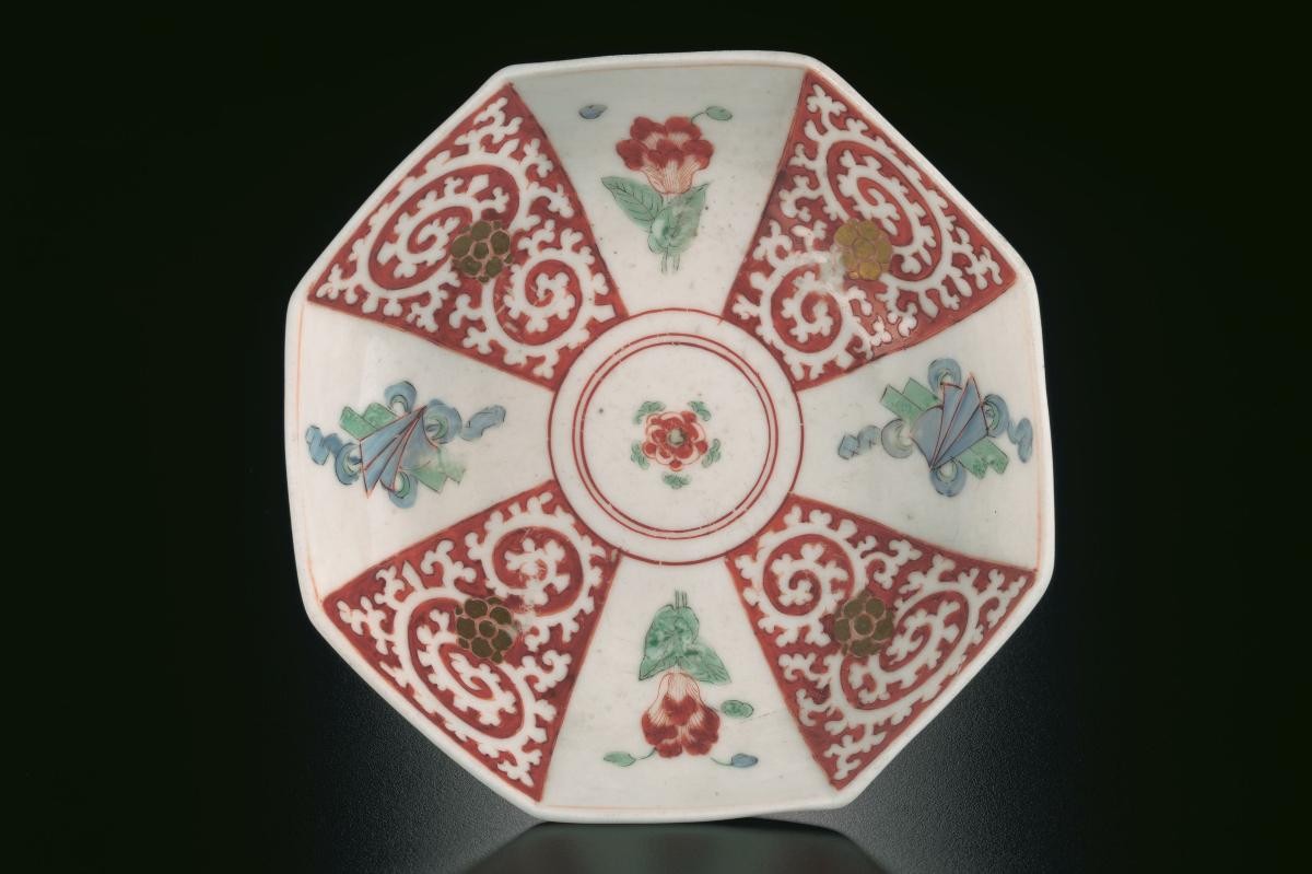 Saucer with ‘red panel’ pattern