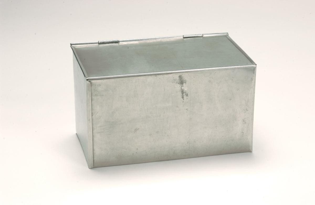 Metal container used in the preparation of ‘kueh tutu’