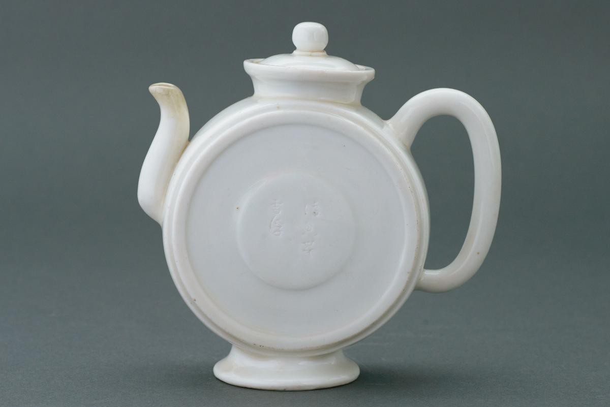 Flattened teapot