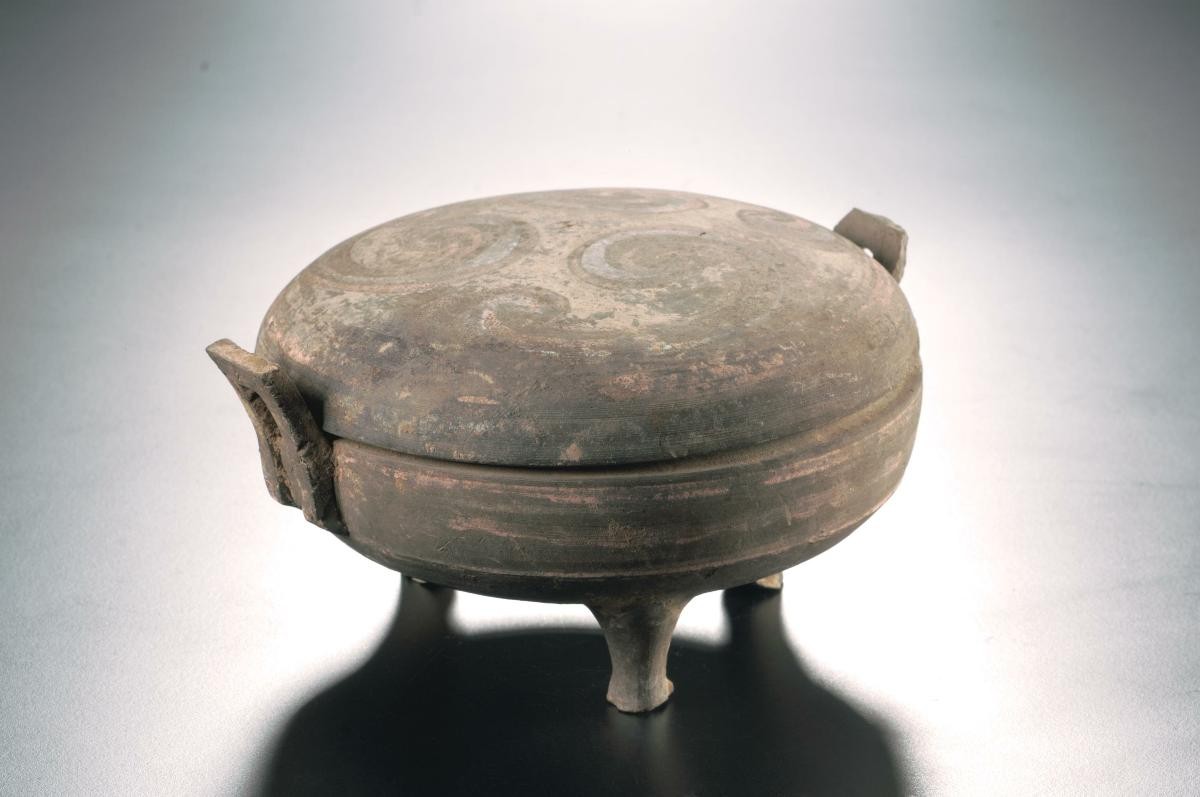Tripod vessel with cover