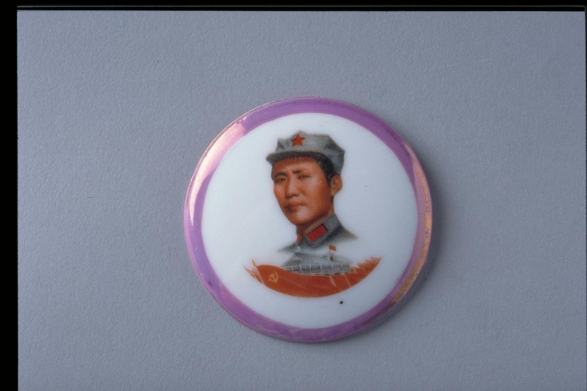 Badge featuring young Mao