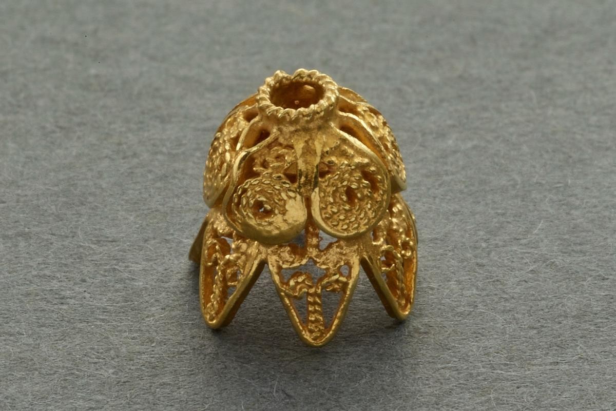 Gold filigree 'cup' possibly for a stone or a pearl