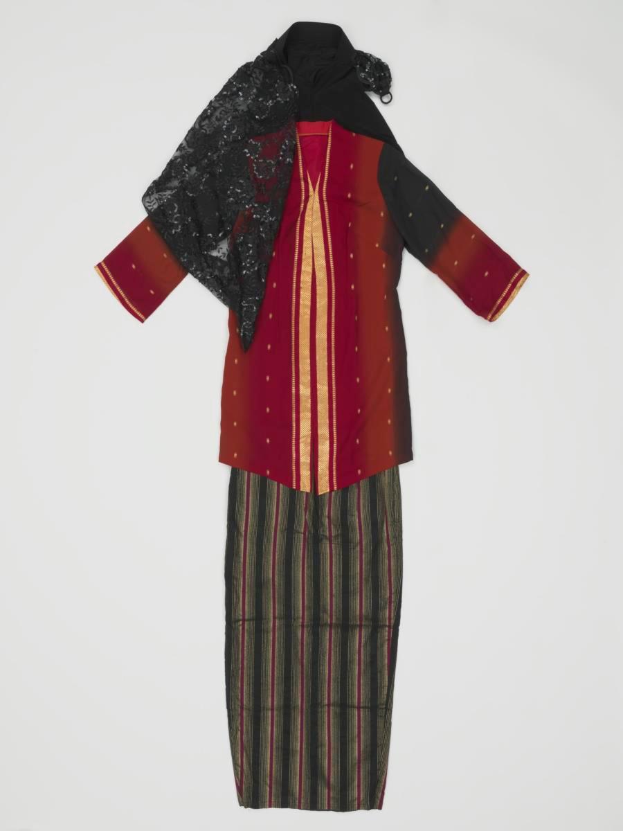 Red kebaya with small gold motifs belonging to Nona Asiah