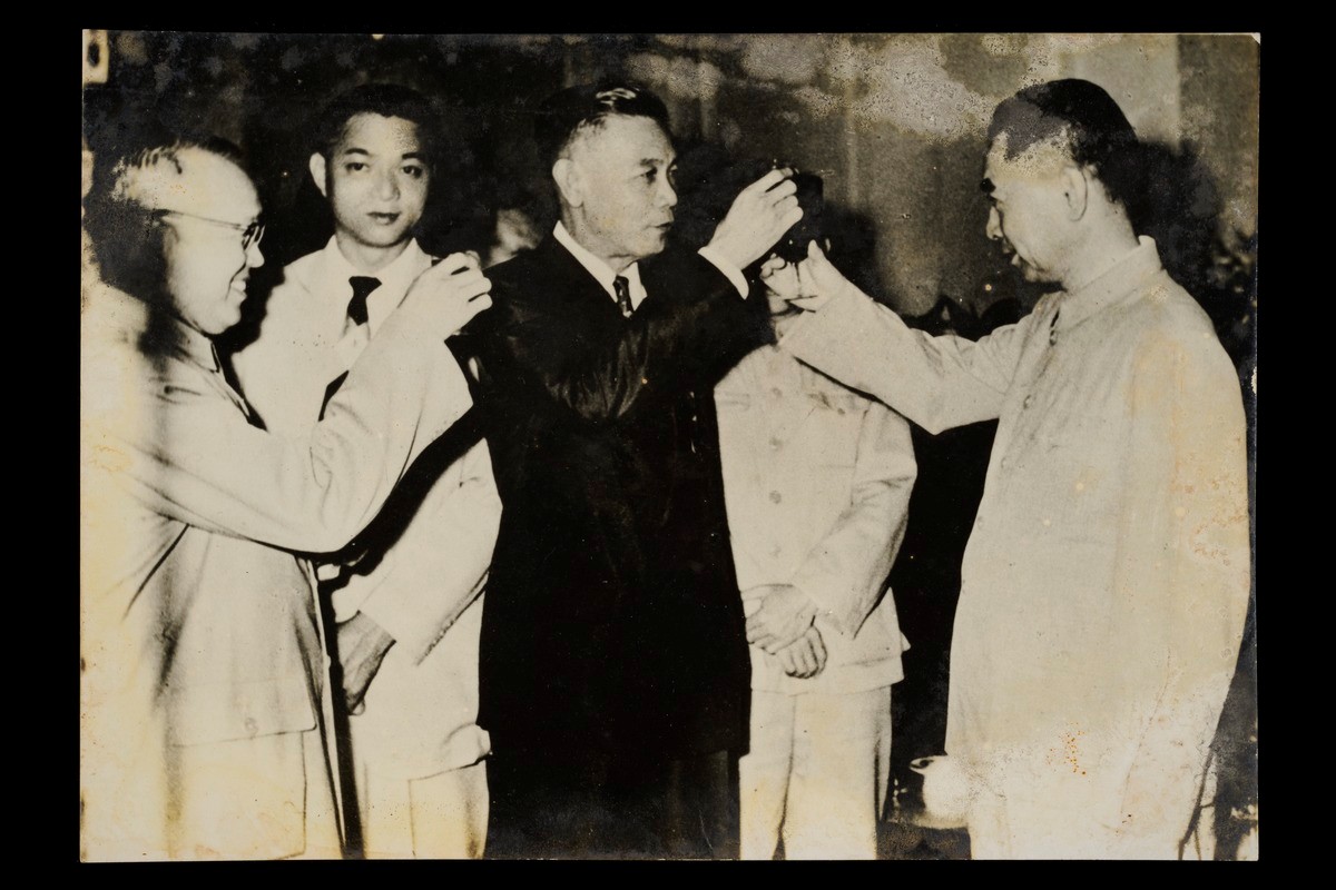 Photograph of Yap Pheng Geck with Zhou Enlai, 1956