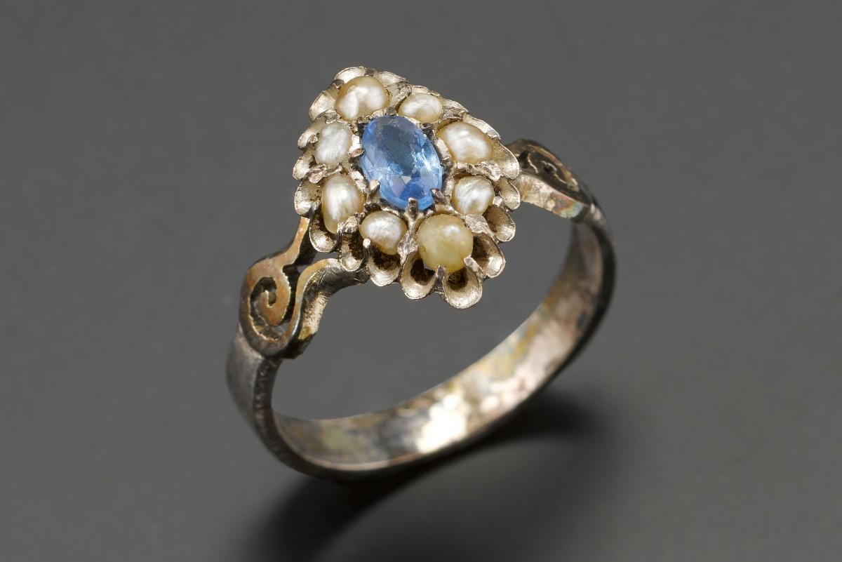 Mourning jewellery