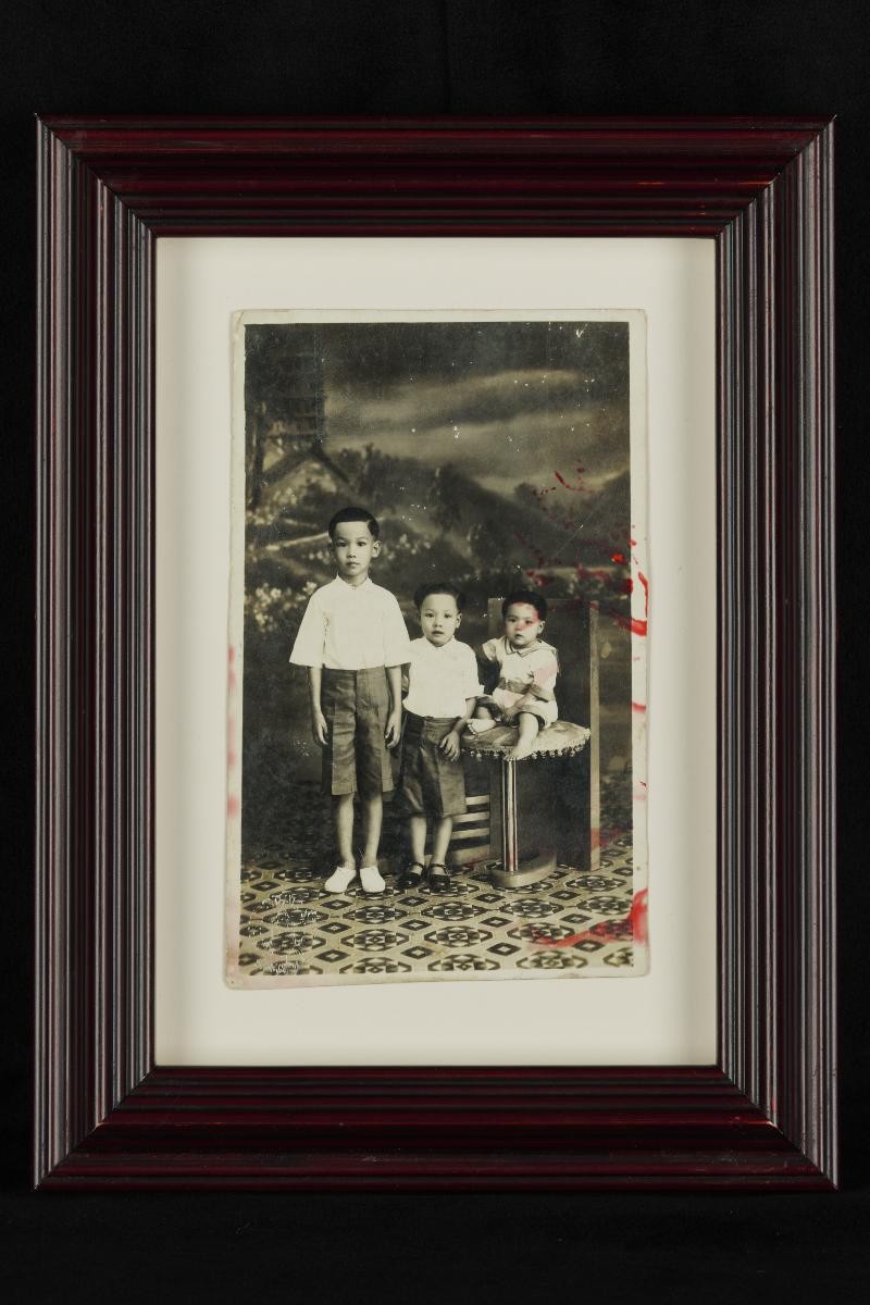 Si Jing at 4 years old, with her elder brother and younger sister