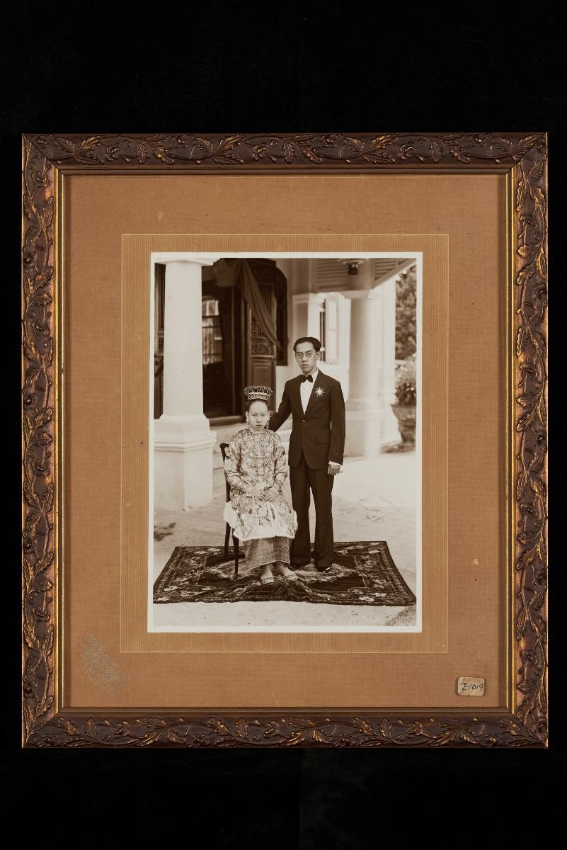 Hokkien Day and Night Photographer Peranakan wedding portrait on a porch