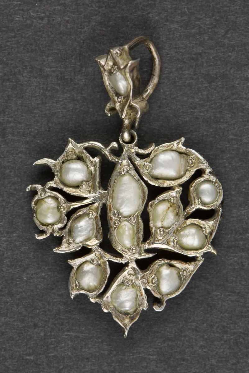 Mourning jewellery
