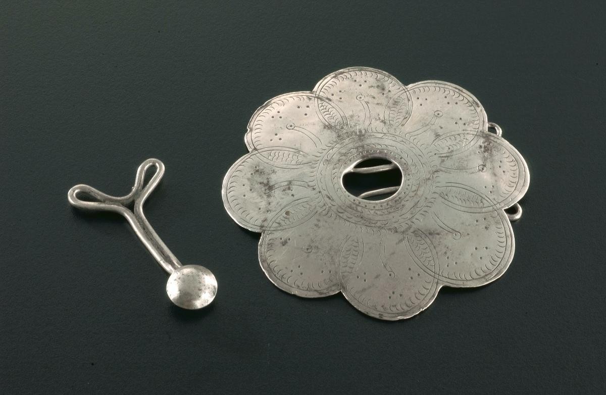 Floral shaped buckle and pin